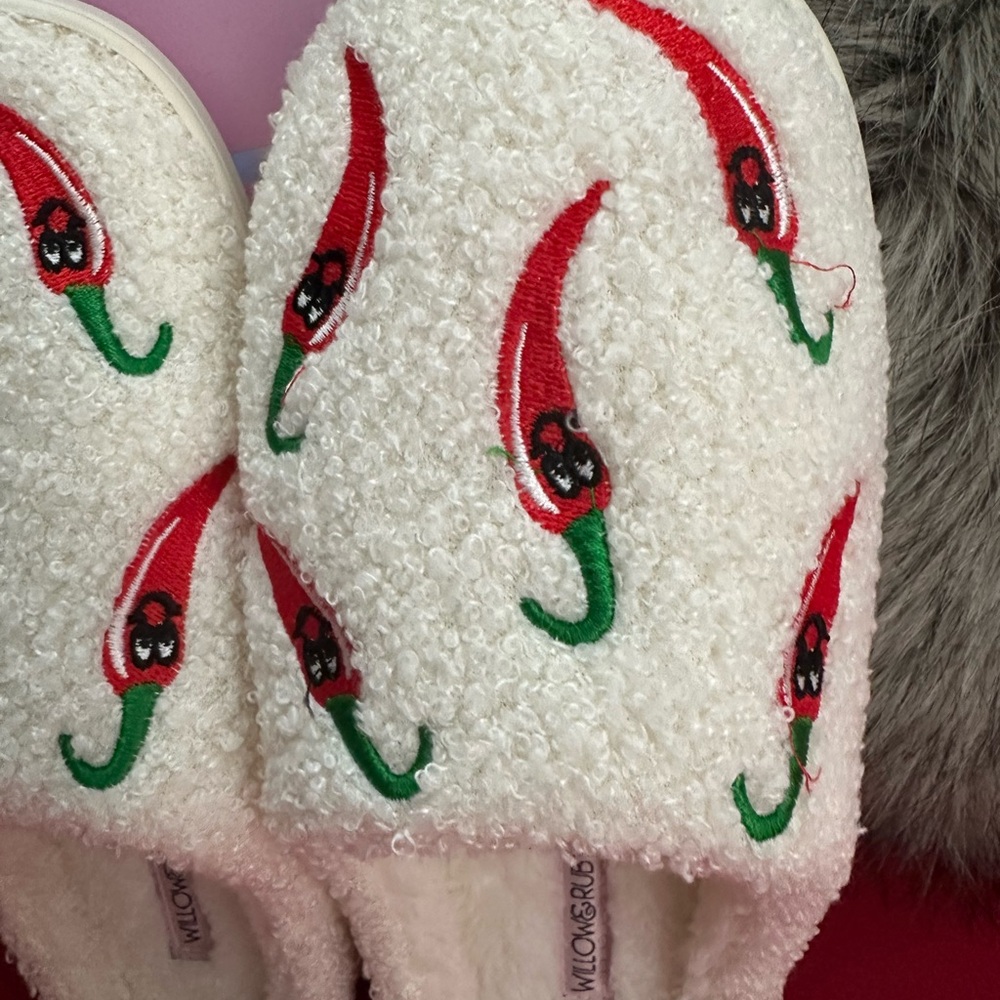 White Chili Pepper Slippers - Picture 4 of 9